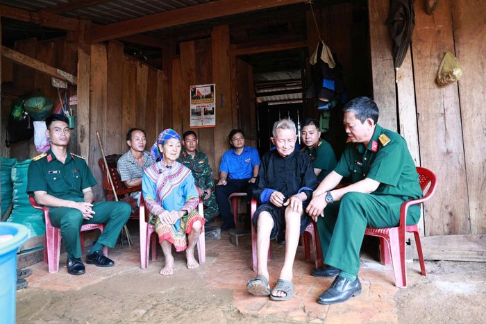 Già làng Giàng A Lừ cùng cán bộ Đoàn Kinh tế - Quốc phòng 720 thăm hỏi, tuyên truyền, vận động người dân chấp hành pháp luật