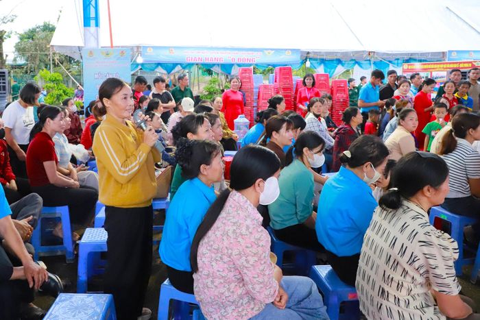 Người dân hào hứng tham gia trả lời các câu hỏi kiến thức pháp luật