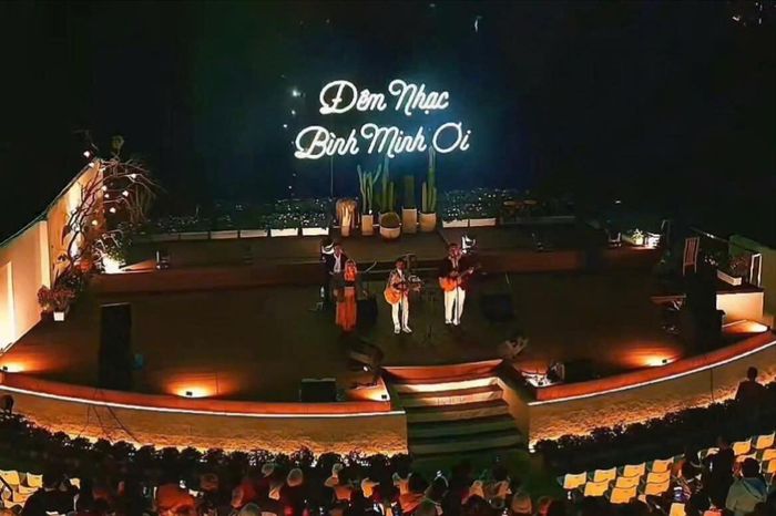 Du khách trải nghiệm tại đêm nhạc “Bình Minh Ơi”