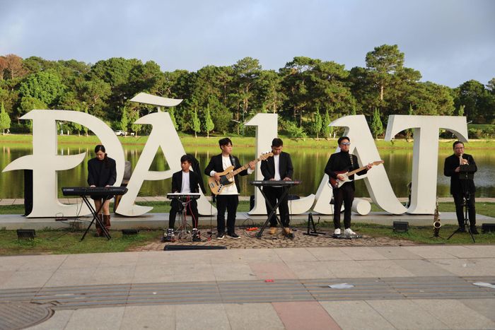 Biểu diễn âm nhạc đường phố tại hồ Xuân Hương, phường Xuân Hương - Đà Lạt. (Ảnh: tư liệu)