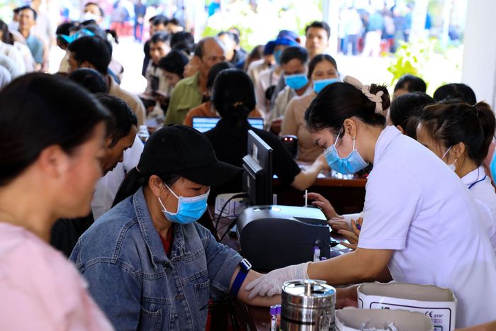 Hoạt động khám được chia theo ca với mục tiêu tất cả người dân đến trung tâm y tế đều được khám sức khỏe