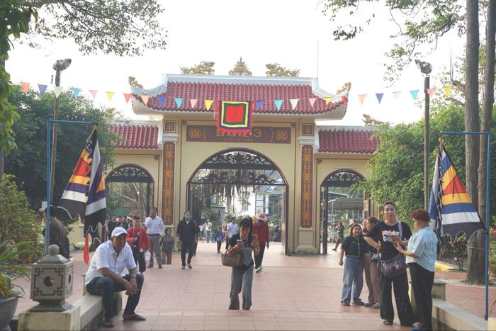 Khu vực mộ Thầy đã rộn ràng