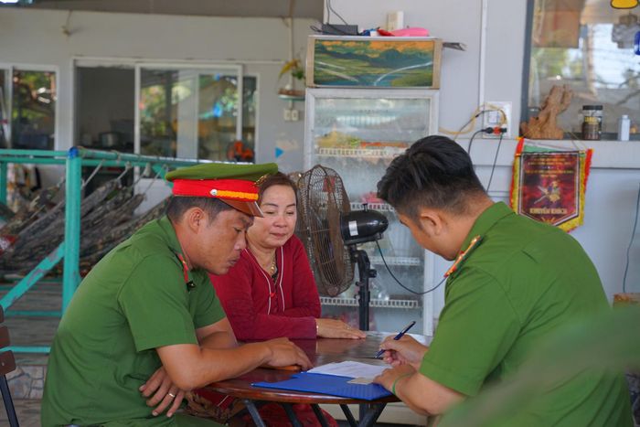 Lực lượng Công an xã Tân Hải đã đồng hành cùng các cơ sở kinh doanh, nhắc nhở, ký cam kết bảo đảm an ninh, trật tự trước, trong và sau lễ hội