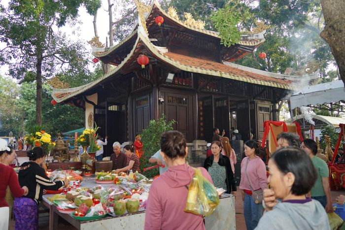 Khách thập phương dâng hương trong mùa Lễ hội Dinh Thầy Thím