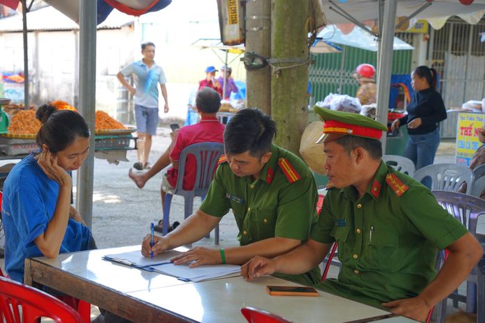 Các cơ sở kinh doanh hải sản ký cam kết không buôn gian bán lận tại khu du lịch Ngãnh Tam Tân