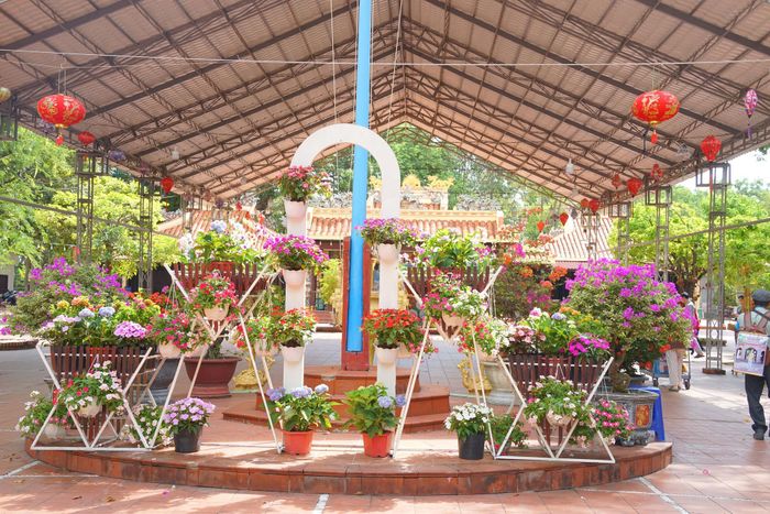 Trang hoàng chuẩn bị cho lễ hội