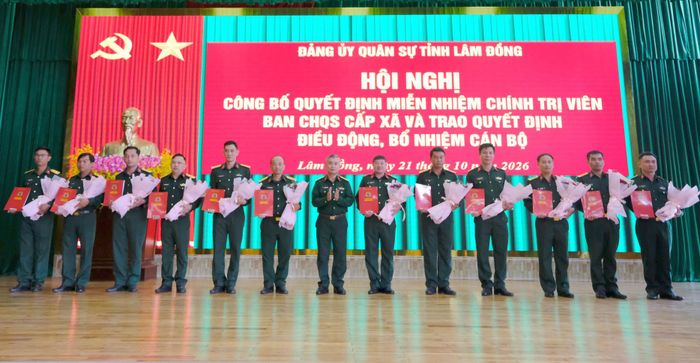Đại tá Nguyễn Văn Sơn, Tỉnh uỷ viên, Phó Bí thư Thường trực Đảng ủy Quân sự tỉnh, Chính ủy Bộ CHQS tỉnh trao quyết định cho các đồng chí được điều động, bổ nhiệm về ban CHQS các xã