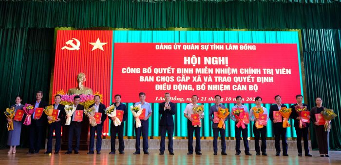 Đồng chí Bùi Hiếu, Phó Giám đốc Sở Nội vụ trao quyết định miễn nhiệm chức vụ CTV ban CHQS cấp xã đối với các đồng chí là bí thư đảng ủy xã, phường