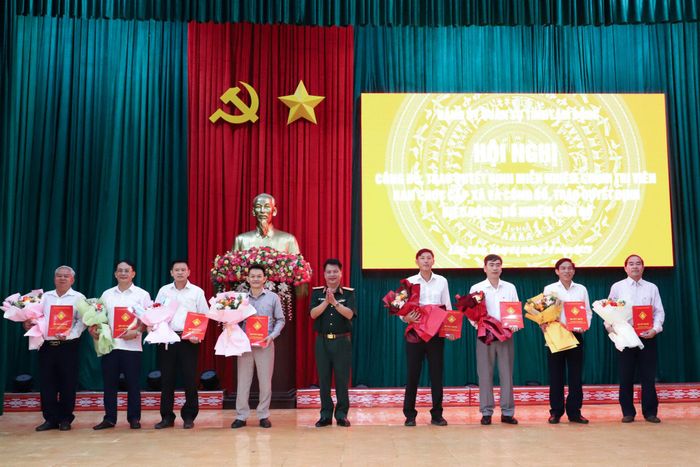 Thiếu tướng Đinh Hồng Tiếng, Ủy viên Ban Thường vụ Tỉnh ủy, Chỉ huy trưởng Bộ CHQS tỉnh Lâm Đồng trao quyết định miễn nhiệm chức danh chính trị viên Ban CHQS cấp xã