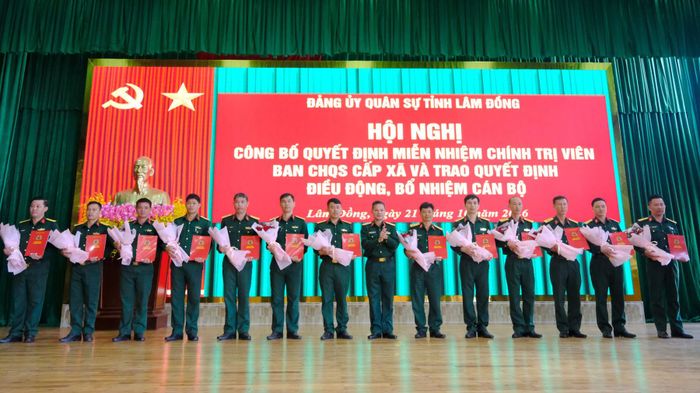 Đại tá Lê Anh Vương, Phó Chỉ huy trưởng, Tham mưu trưởng Bộ CHQS tỉnh trao quyết định cho các đồng chí CTV ban CHQS các xã, phường