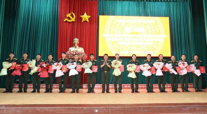 Thiếu tướng Đinh Hồng Tiếng, Ủy viên Ban Thường vụ Tỉnh ủy, Chỉ huy trưởng Bộ CHQS tỉnh Lâm Đồng trao 27 quyết định điều động, bổ nhiệm cán bộ
