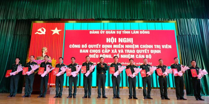 Đại tá Trương Ngọc Trường, Phó Chỉ huy trưởng Bộ CHQS tỉnh trao các quyết định CTV ban CHQS các xã, phường