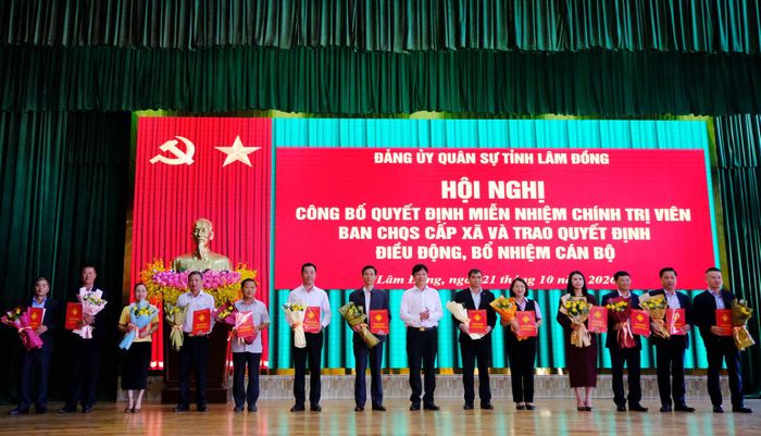 Đồng chí Nguyễn Văn Dũng, Phó Ban Tổ chức Tỉnh uỷ trao quyết định miễn nhiệm chức vụ CTV ban CHQS cấp xã đối với các đồng chí là bí thư đảng ủy xã, phường