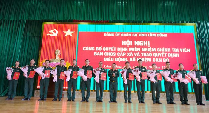 Đại tá Lê Trúc Lâm, Phó Chỉ huy trưởng Bộ CHQS tỉnh trao các quyết định CTV ban CHQS các xã, phường