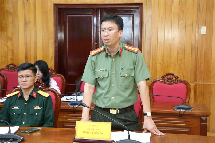 Đại tá Phạm Thanh Hùng, Phó Giám đốc Công an tỉnh Lâm Đồng báo cáo công tác bảo đảm an ninh, trật tự cho Lễ hội nhạc Jazz Việt Nam 2026