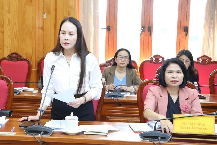 Đồng chí Nguyễn Thị Bích Ngọc, Phó Giám đốc Sở Văn hóa, Thể thao và Du lịch báo cáo công tác chuẩn bị cho các sự kiện tại buổi làm việc