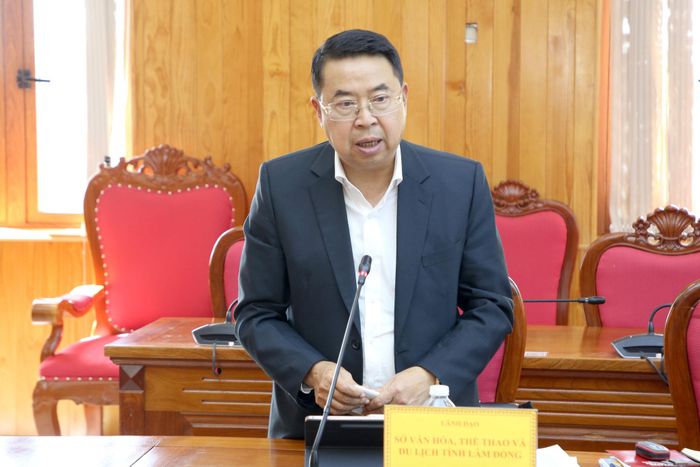 Đồng chí Tôn Thiện San, Giám đốc Sở Văn hóa, Thể thao và Du lịch báo cáo tại hội nghị