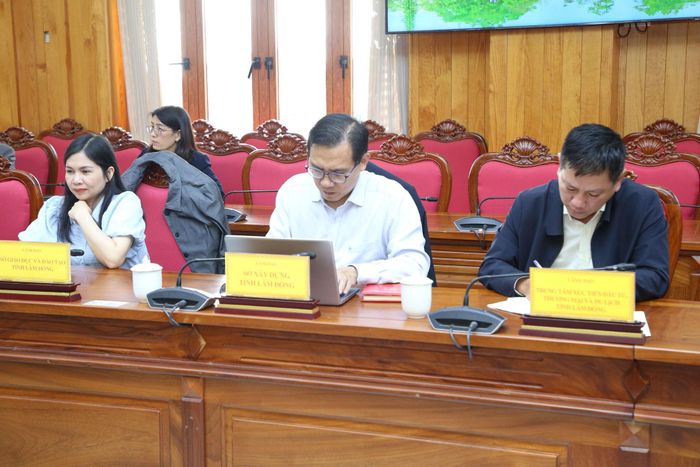 Các đại biểu tham dự buổi làm việc