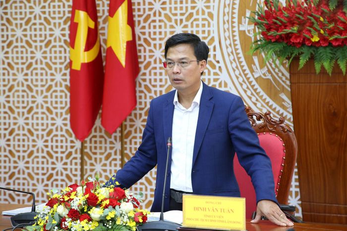Đồng chí Đinh Văn Tuấn, Tỉnh ủy viên, Phó Chủ tịch UBND tỉnh phát biểu tại buổi làm việc
