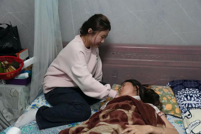 Em Nguyễn Thị Thúy Hương vẫn hàng ngày đi học, đi làm thêm, dành thời gian chăm sóc mẹ