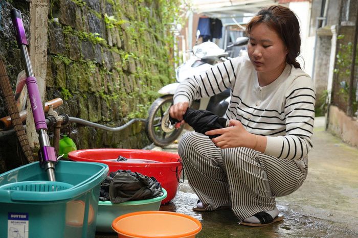 Hương vẫn chu toàn lo mọi việc giặt giũ, cơm nước cho gia đình
