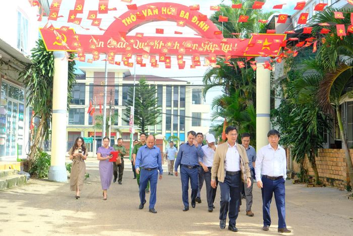 Đồng chí Đinh Văn Tuấn, Tỉnh ủy viên, Phó Chủ tịch UBND tỉnh (hàng đầu, bên trái) đi kiểm tra thực tế công tác chuẩn bị Lễ kỷ niệm 50 năm Vùng kinh tế mới Hà Nội tại xã Nam Ban Lâm Hà