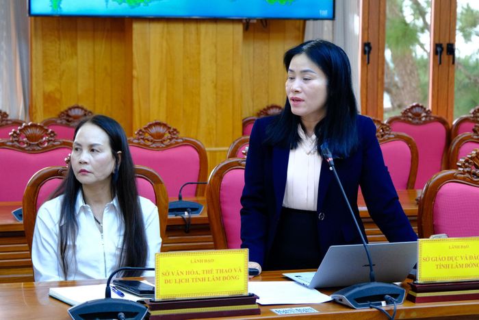 Bà Lê Thị Bích Liên, Giám đốc Sở Giáo dục và Đào tạo báo cáo tiến độ thực hiện giải ngân vốn đầu tư công các chương trình do đơn vị quản lý