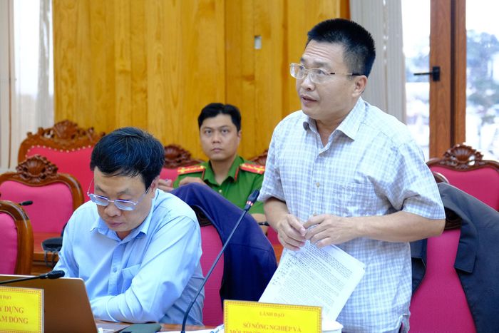 Ông Lê Quang Dần, Phó Giám đốc Sở Nông nghiệp và Môi trường báo cáo tiến độ thực hiện giải ngân vốn đầu tư công các chương trình do đơn vị quản lý