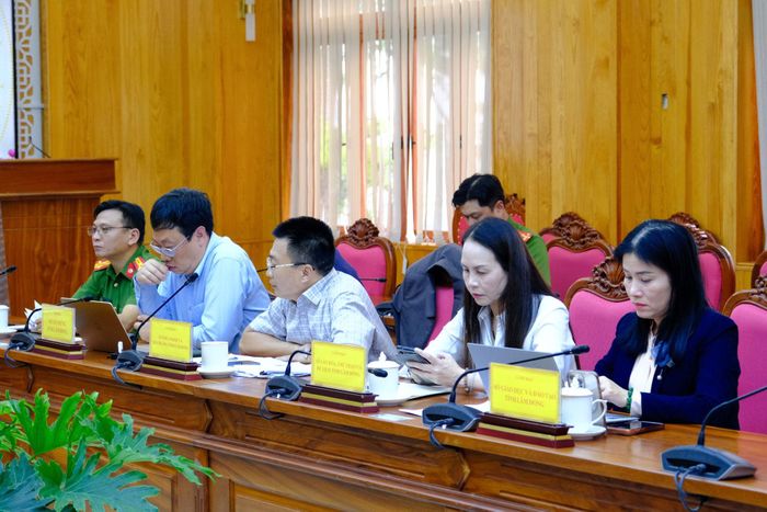 Đại diện lãnh đạo các sở, ngành đơn vị tham dự buổi làm việc