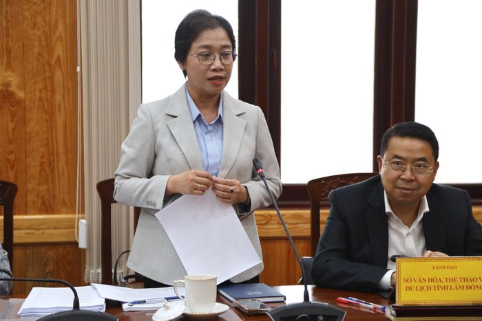 Phó Giám đốc Sở Văn hóa, Thể thao và Du lịch Lâm Đồng Nguyễn Lan Ngọc trao đổi tại cuộc họp