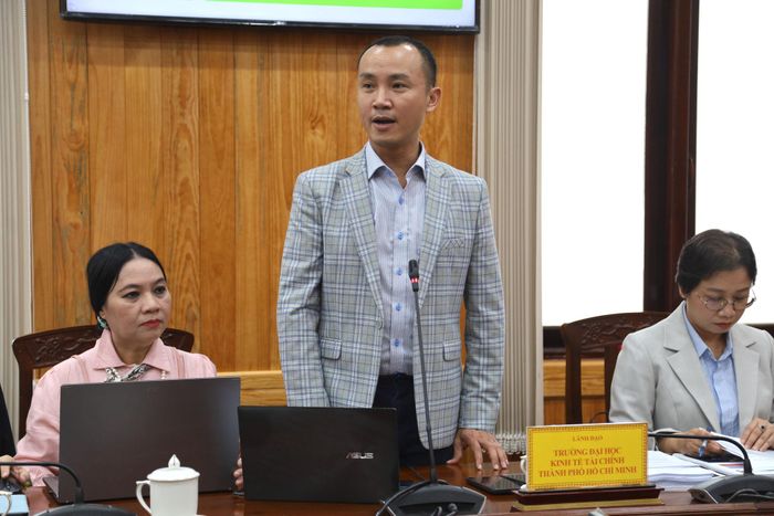 TS. Phan Bảo Giang, Phó Hiệu trưởng Trường Đại học Kinh tế - Tài chính TP Hồ Chí Minh (đơn vị tư vấn) trao đổi các nội dung của đề án