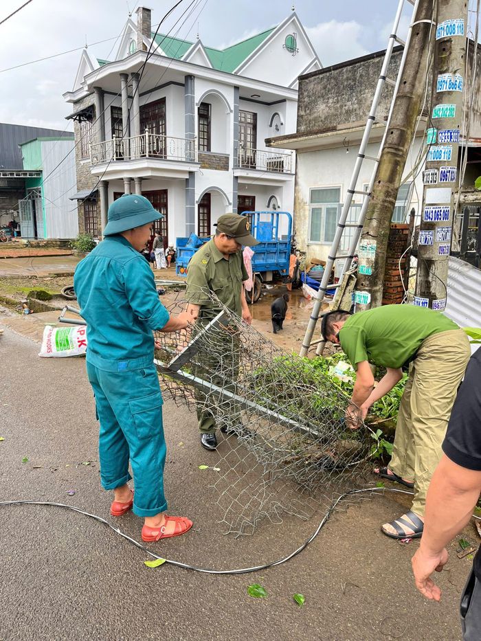 Các lực lượng nhanh chóng có mặt ở hiện trường để giúp đỡ người dân khắc phục sự cố do thiên tai