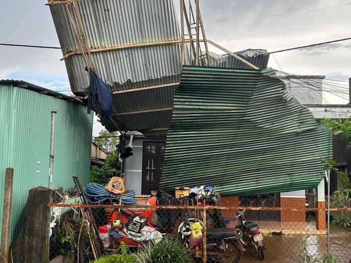 Nhiều hộ dân bị ảnh hưởng sau cơn lốc