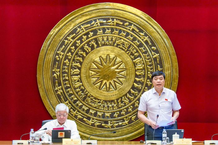 Đồng chí Đặng Đức Hiệp, Ủy viên Ban Thường vụ Tỉnh ủy, Phó trưởng Đoàn chuyên trách Đoàn ĐBQH tỉnh Lâm Đồng điều hành phiên thảo luận