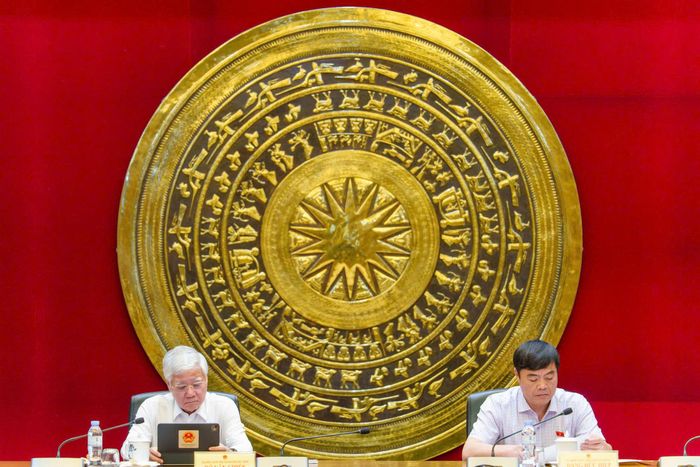 Đồng chí Đỗ Văn Chiến, Ủy viên Bộ Chính trị, Phó Chủ tịch Thường trực Quốc hội (bên trái) tham dự phiên thảo luận