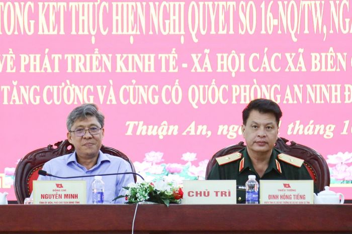 Các đồng chí Nguyễn Minh, Tỉnh ủy viên, Phó Chủ tịch UBND tỉnh (bên trái); Thiếu tướng Đinh Hồng Tiếng, Ủy viên Ban Thường vụ Tỉnh ủy, Chỉ huy trưởng Bộ Chỉ huy Quân sự tỉnh (bên phải) đồng chủ trì hội nghị
