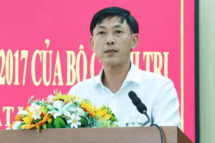 Bí thư Đảng ủy xã Quảng Trực Dương Huy Toàn báo cáo những mô hình, cách làm hiệu quả trong phát triển kinh tế - xã hội