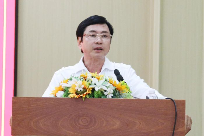 Bí thư Đảng ủy xã Thuận An Lê Văn Hoàng báo cáo kết quả trong ban hành, hoàn thiện cơ chế, chính sách về phát triển kinh tế - xã hội