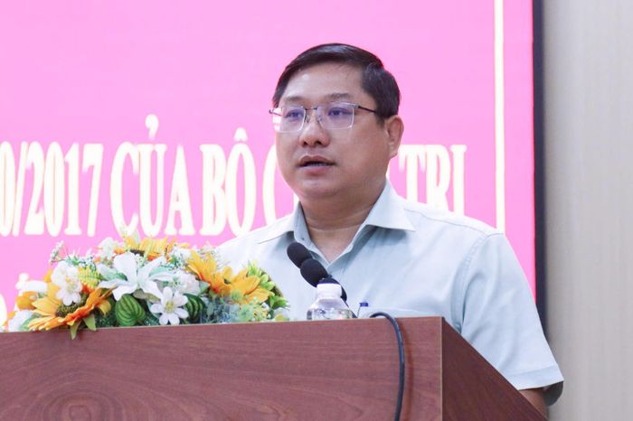 Phó Bí thư Đảng ủy, Chủ tịch UBND xã Tuy Đức Trần Văn Sỹ báo cáo về kết quả xây dựng Đảng, hệ thống chính trị trên địa bàn trong thực hiện Nghị quyết số 16-NQ/TW