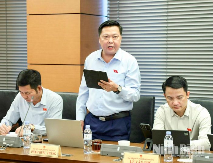 Đại biểu Phạm Hùng Thắng, Tỉnh ủy viên, Phó Trưởng Đoàn ĐBQH chuyên trách tỉnh Ninh Bình phát biểu thảo luận.