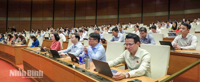 Các vị ĐBQH tỉnh Ninh Bình dự phiên họp tại hội trường.