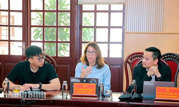 Bà GS. Johanna Björklund, Giám đốc WASP Media & Language phát biểu tại buổi làm việc.