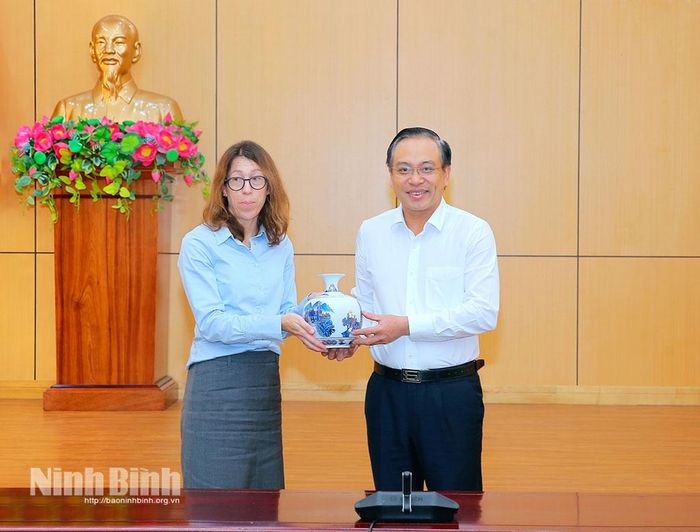Đồng chí Phó Chủ tịch UBND tỉnh Đặng Thanh Sơn tặng quà lưu niệm cho Đoàn công tác.