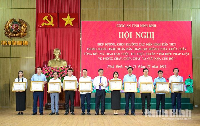 Đồng chí Trần Anh Dũng, Uỷ viên Ban Thường vụ Tỉnh uỷ, Phó Chủ tịch UBND tỉnh trao tặng Bằng khen của Chủ tịch UBND tỉnh cho các tập thể có thành tích xuất sắc trong Phong trào toàn dân tham gia PCCC và CNCH.