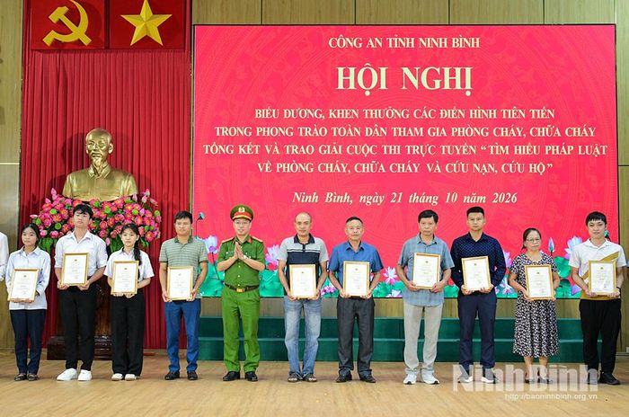 Đại diện lãnh đạo Phòng Cảnh sát phòng cháy, chữa cháy và cứu hộ, cứu nạn Công an tỉnh trao giải A cho các thí sinh tham gia Cuộc thi trực tuyến Tìm hiểu pháp luật về phòng cháy, chữa cháy và cứu nạn, cứu hộ.
