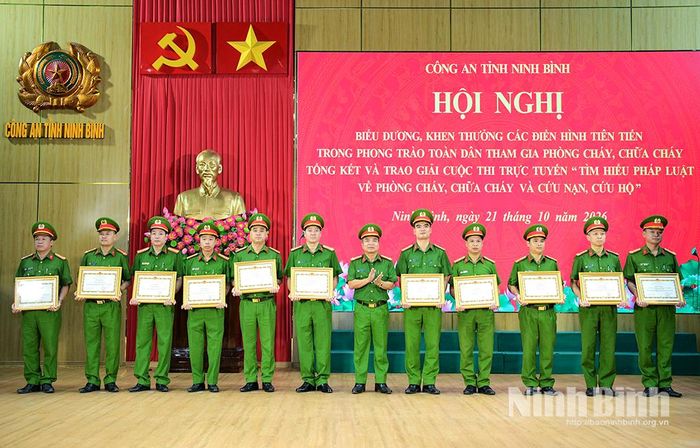 Đại tá Nguyễn Minh Hải, Phó Giám đốc Công an tỉnh trao Giấy khen của Công an tỉnh cho các tập thể và cá nhân có thành tích xuất sắc trong phong trào toàn dân tham gia PCCC và CNCH.
