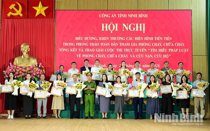 Đại tá Nguyễn Minh Hải, Phó Giám đốc Công an tỉnh trao Giấy chứng nhận đơn vị, cá nhân điển hình tiên tiến trong phong trào toàn dân tham gia phòng cháy, chữa cháy, cứu nạn, cứu hộ năm 2026.