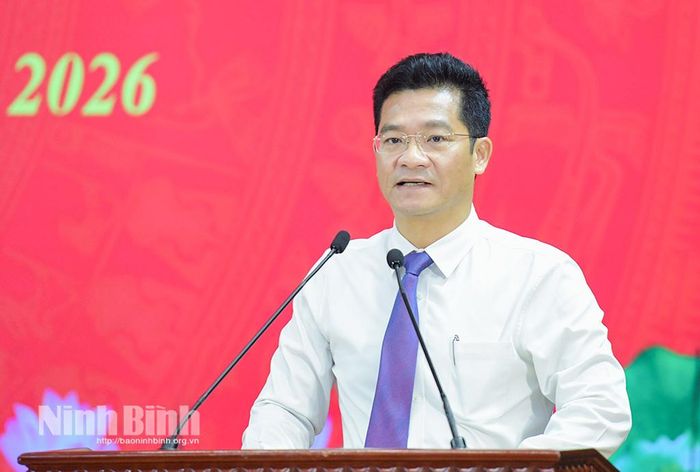 Đồng chí Trần Anh Dũng, Uỷ viên Ban Thường vụ Tỉnh ủy, Phó Chủ tịch UBND tỉnh, Trưởng Ban Chỉ đạo PCCC và CNCH tỉnh phát biểu tại hội nghị.