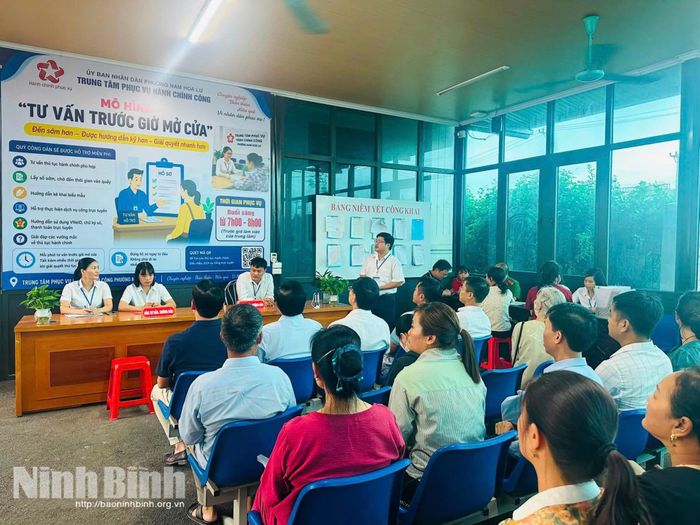 Mô hình “Tư vấn trước giờ mở cửa” góp phần tiết kiệm thời gian cho người dân.