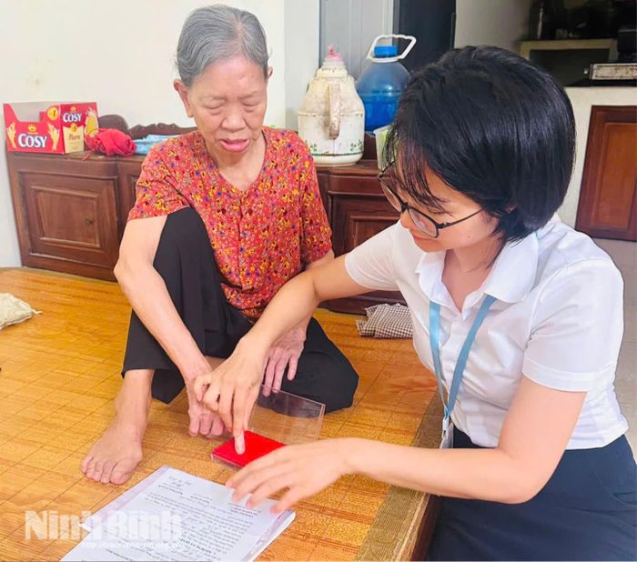Cán bộ Trung tâm Phục vụ hành chính công phường Nam Hoa Lư đến tận nhà hỗ trợ người dân giải quyết TTHC.